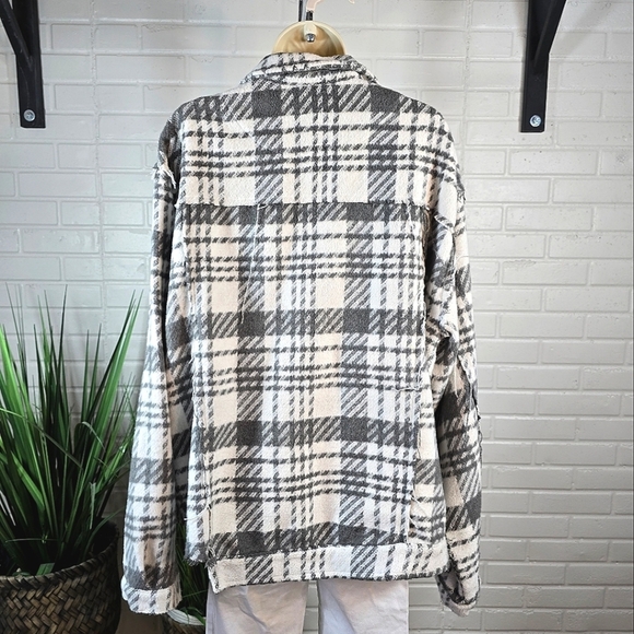 POL Plaid Oversized Frayed Shacket in Gray and Ivory Size Large - Picture 6 of 9